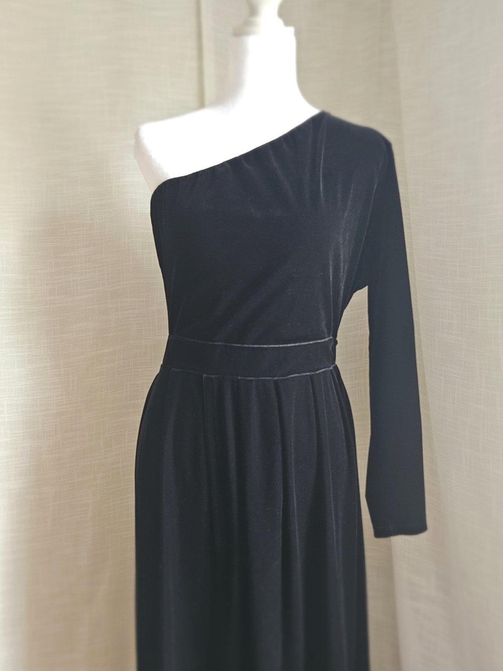 Désir Couture Black Velvet One-Shoulder Maxi Dress with Slit - Picture 5 of 16